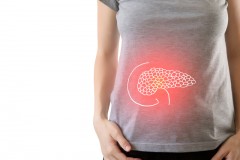 以為胃痛！60歲婦忍痛半年求醫竟發現罹患胰臟癌末期｜如何早期發現胰臟癌？一文了解胰臟癌種類、成因、症狀及表現