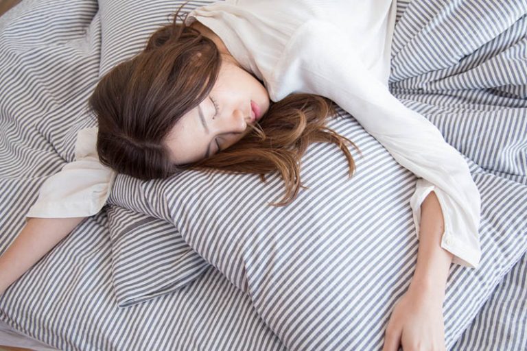 失眠原因｜15歲少年每周失眠2次 數綿羊愈數愈精神 研究證認知行為治療可減風險近7成(附4種改善失眠食物)